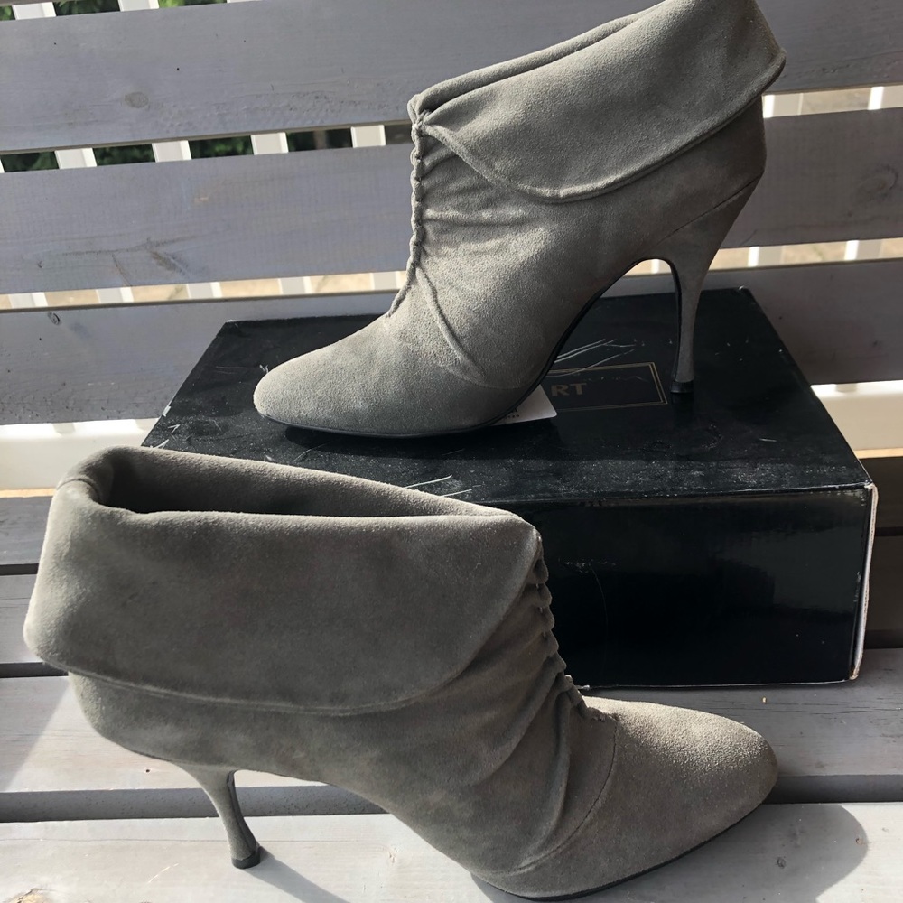 NWT Colin Stuart gray suede ankle boot size 9